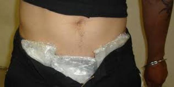 توقيف اسبانيان بمطار مراكش حاولا تهريب المخدرات داخل أمعائهما و في الملابس الداخلية 