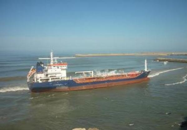 وزير الطاقة والمعادن يتابع عن قرب عملية تفريغ حمولة السفينة الجانحة بميناء طانطان