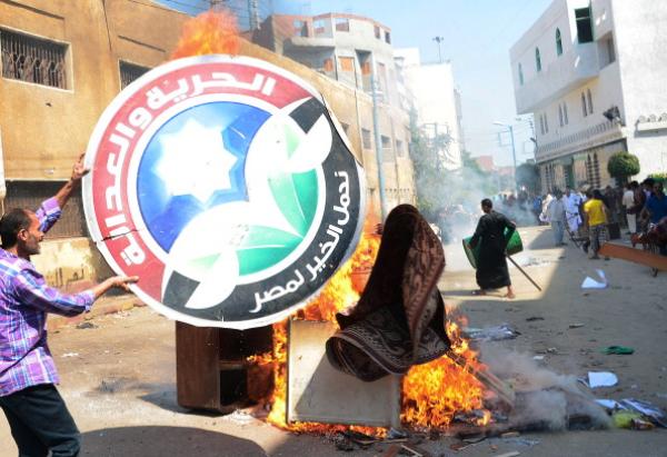 مرسي ومبارك: محاكمتان في يوم واحد لرئيسين مخلوعين