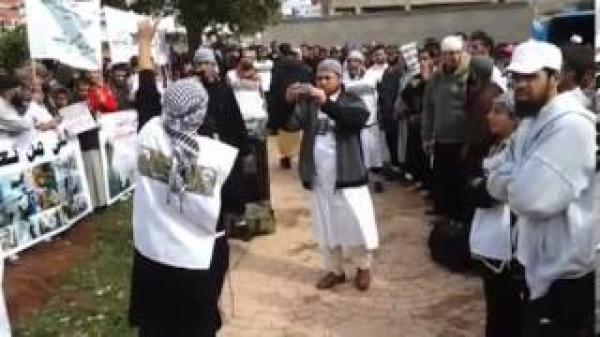 التيارالسلفي بالعرائش يتظاهر ضد التعذيب في السجون.