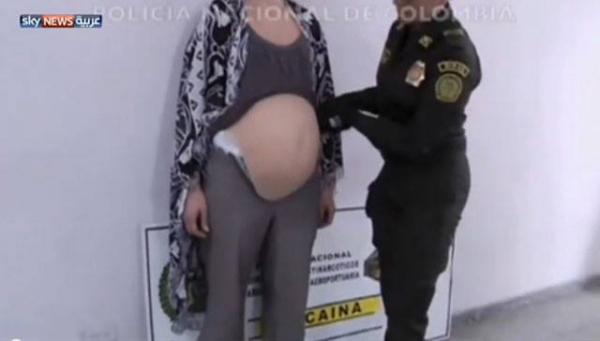 فيديو.. حامل تلد مخدرات!