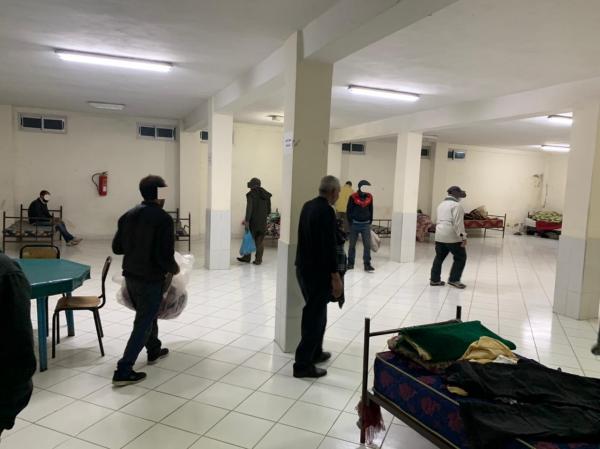 بسبب البرد القارس... السلطات تدشن حملة واسعة لنقل المشردين من الشوارع إلى مراكز الإيواء