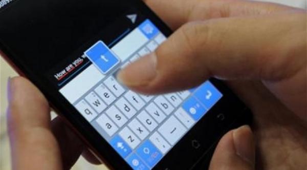 دراسة: كتابة الرسائل النصية على الهاتف أثناء المشي تؤدي لاختلال التوازن