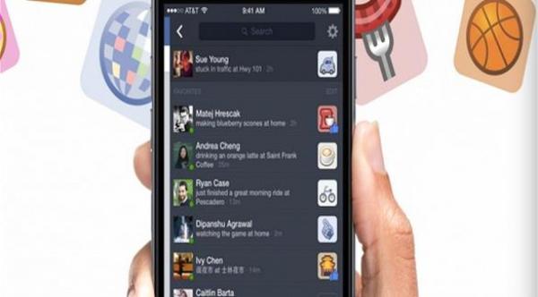  بالضغط على تبويب المحادثات في تطبيق فيس بوك يظهر شريط جانبي توجد به حالة الأصدقاء 