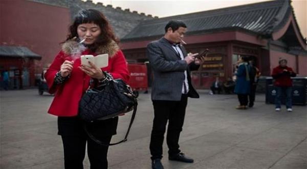 رجلان يعرضان كليتيهما للبيع ليشتريا جهاز "آي فون"