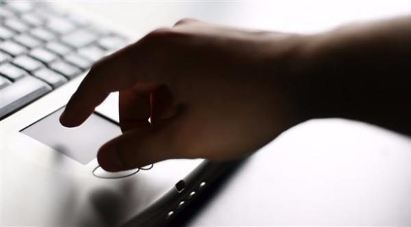 ألمانية تشجع حبيبها على اغتصاب ابنتها وتعرضها للمتعة عبر الإنترنت