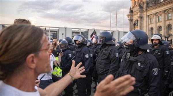 لتحقيق التباعد المكاني.. ألماني يستعمل رذاذ الفلفل برشه على الآخرين