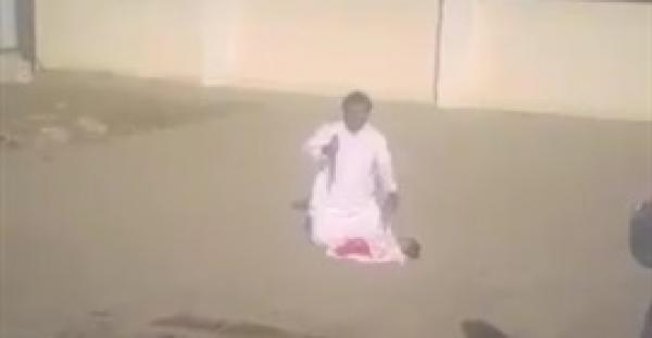 سعودي يهدد بقتل ابنه والسلطات تلقي القبض عليه (فيديو)