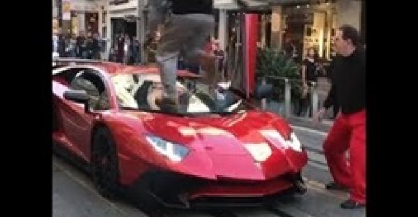 بالفيديو.. شاهد ما فعله شاب في سيارة لامبورجيني أمام صاحبها