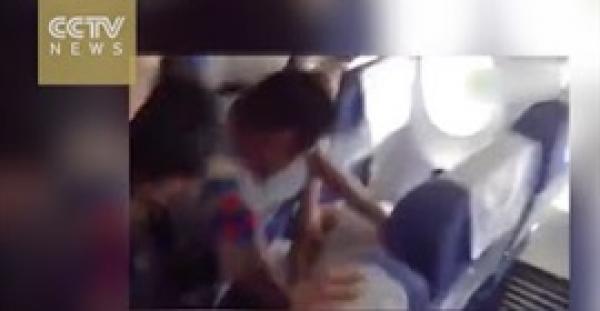 بالفيديو.. راكب يحاول اقتحام قمرة قيادة طائرة