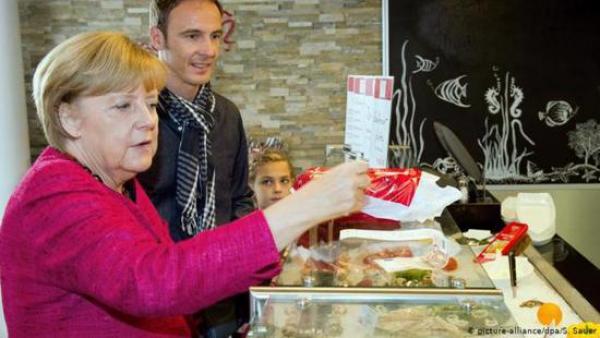 المستشارة الألمانية السابقة أنجيلا ميركل تتعرض  لسرقة محفظتها داخل أحد المتاجر