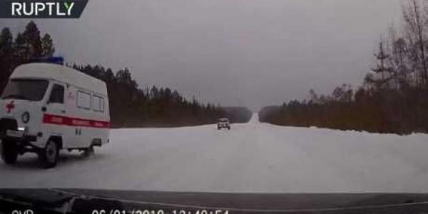 سيارة إسعاف دون إحدى عجلاتها تسعف مريضا!