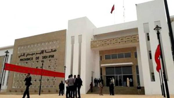 أعضاء جماعة بسيدي إفني يشكون إقامة رئيسهم بفرنسا لعامل الإقليم