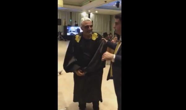 بالفيديو .. مايفعله هذا الساحر لايمكن تصديقه