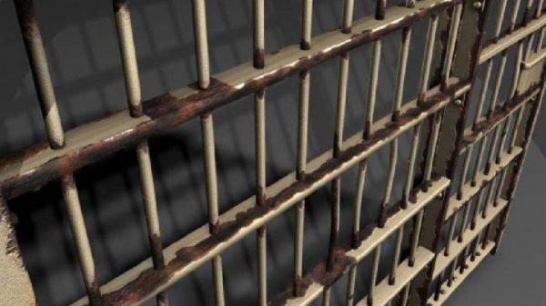 تفاصيل جديدة في قضية السجين الذي ضرب رأسه في قضبان زنزانته حتى الموت بالعيون