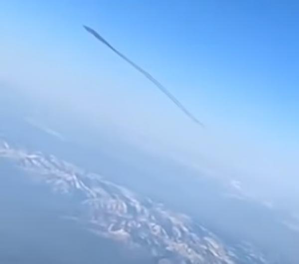 راكب طائرة يصور جسما غريبا يشبه "حبار طائر"