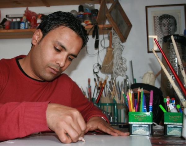 رشيد باخوس.. فنان تشكيلي يبدع على "نار هادئة"