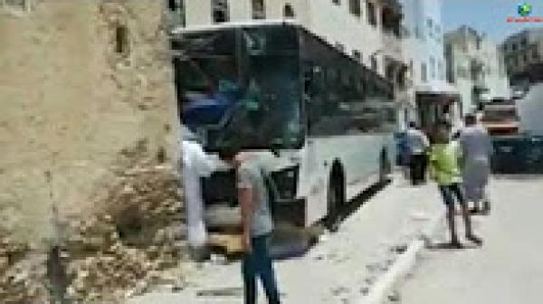 طوبيس خسرو ليه الفرانات ودخل فطوموبيلات وحايط بمكناس