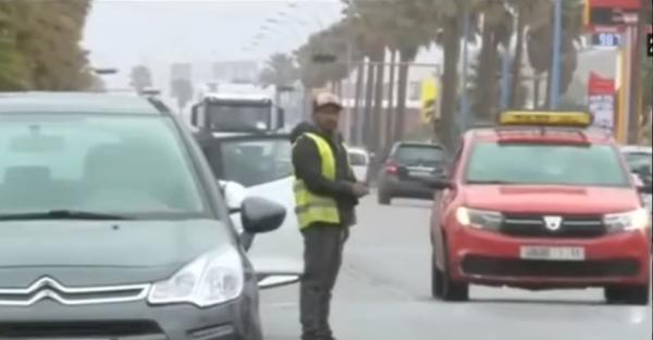 معاناة السائقين من تصرفات بعض حراس مواقف السيارات