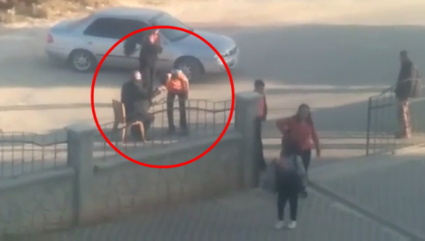 بالفيديو: مدير ثانوية بتركيا يفرض على التلاميذ تقبيل يده قبل بداية الدروس