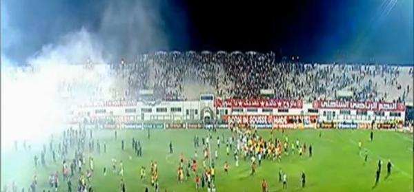 توقف مباراة الترجي والنجم الساحلي بسبب نزول مشجعين الى ارض الملعب (فيديو)