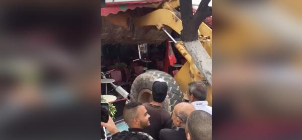 تحرير الملك العمومي بالجرافات من احتلال اصحاب المقاهي بالدار البيضاء