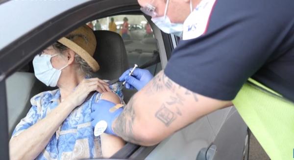 شاهد: المسنّون يتلقّون اللقاح المضاد لكوفيد-19 داخل سياراتهم في تكساس