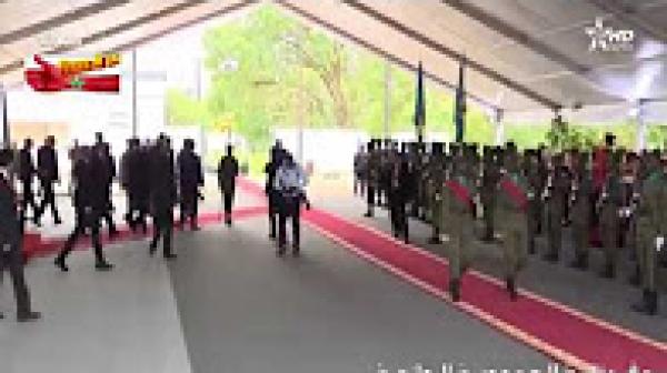 اللقطة التي أضحكت رواد المواقع الاجتماعية لحظة استقبال الملك محمد السادس في القصر الرئاسي برواندا