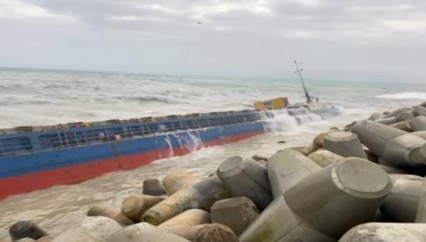 السلطات المحلية تكشف آخر مستجدات جنوح سفينة تجارية بميناء "مارينا سمير"