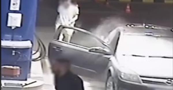 رفض إطفاء سيجارته فلقنه عامل محطة درسا لن ينساه (فيديو)