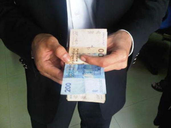 خبراء يدقون ناقوس الخطر بسبب الزيادة الأخيرة في أجور الموظفين