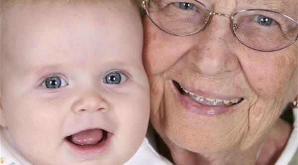 قضاء الوقت مع الأحفاد يحفّز قدرات المسنّات الدماغية