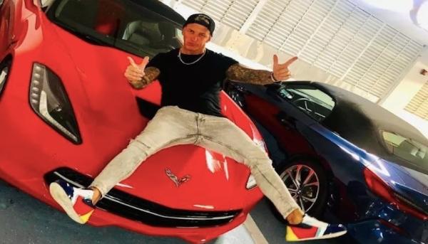 العثور على رجل أعمال متهم بالاحتيال بعد التباهي بثروته على وسائل التواصل الاجتماعي