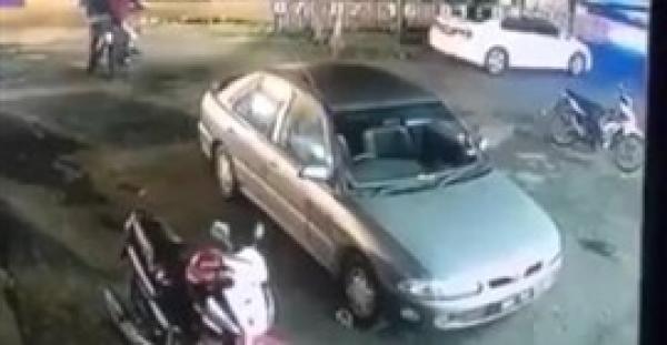 بالفيديو.. لحظة الهجوم بساطور على رجل يتناول طعامه داخل مطعم