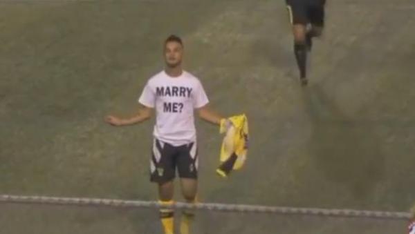 بالفيديو: لاعب يتلقى بطاقة صفراء بسبب "عرض زواج"