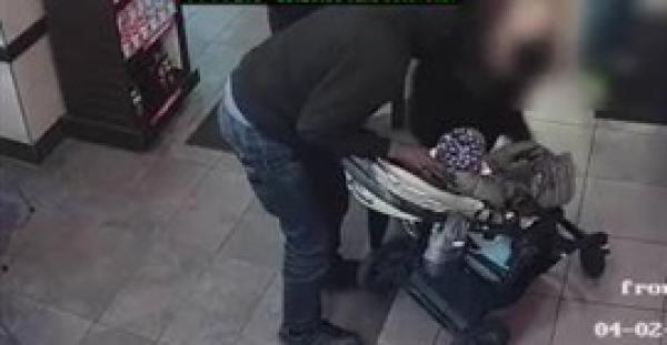 بالفيديو .. لحظات مرعبة لرجل يحاول اختطاف طفل من والدته