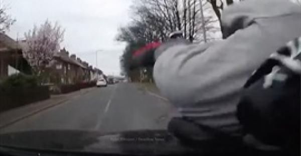 يرتمي عمدا أمام سيارة مسرعة ليحصل على تعويض..شاهد ما حدث له (فيديو)