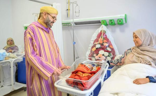 فايسبوكيون يتفاعلون مع صور إشراف عاهل البلاد على تدشين مركز طبي ويصفونه بـ"الملك الأب"