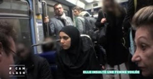 بالفيديو.. رد فعل الفرنسيين على امرأة تهاجم فتاة محجبة بالمترو
