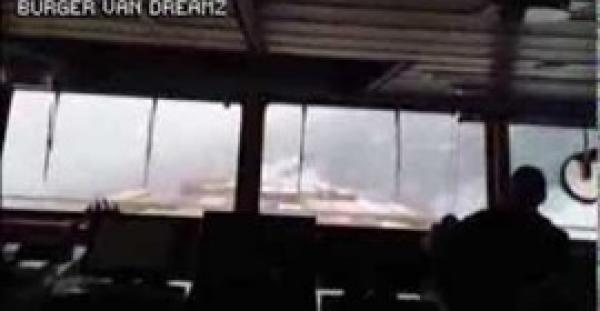 بالفيديو.. أمواج عاتية كادت تقلب سفينة في المحيط