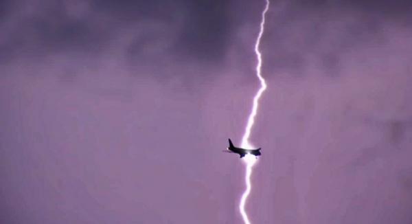 لحظة ضرب صاعقة قوية لطائرة ركاب في سماء إنجلترا