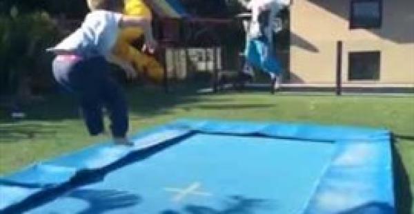 بالفيديو.. طفلان قررا تنفيذ قفزة مزدوجة فكانت النتيجة كارثية!