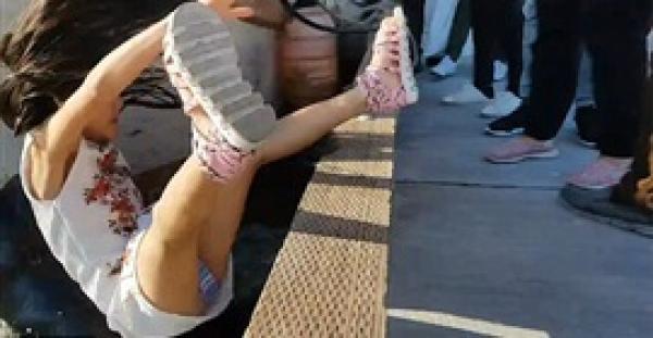 بالفيديو والصور.. لقطات مرعبة لكلب البحر يسقط فتاة في المياه