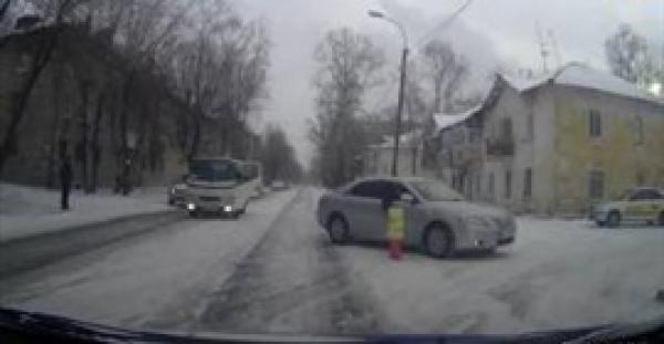 بالفيديو.. شاهد ماذا فعل رجل كسول لإنقاذ حياة طفلة