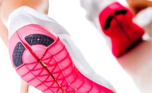 طرق عملية لحماية قدمك من جروح الأحذية الجديدة