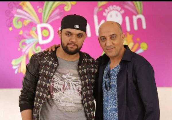 الكوميدي "أسامة رمزي" يقدم "شهادة مجروحة" في حق أستاذه "حسن الفذ" بعد استهداف سلسلته "طوندونس"