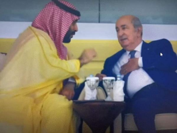 حديث ساخن بين ولي العهد السعودي والرئيس الجزائري تبون في افتتاح المونديال (فيديو)