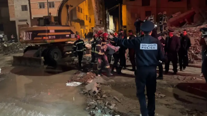 فاس.. لحظة إنقاذ العالقين تحت الأنقاض بعد انهيار مبنى سكني بحي المسيرة