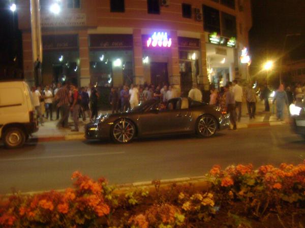 فوق القانون .. هذا ما حدث لشرطي مرور حجز سيارة بورش