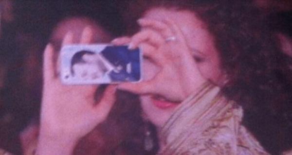 شاهدوا الصورة التي تضعها لالة سلمى على ظهر هاتفها المحمول